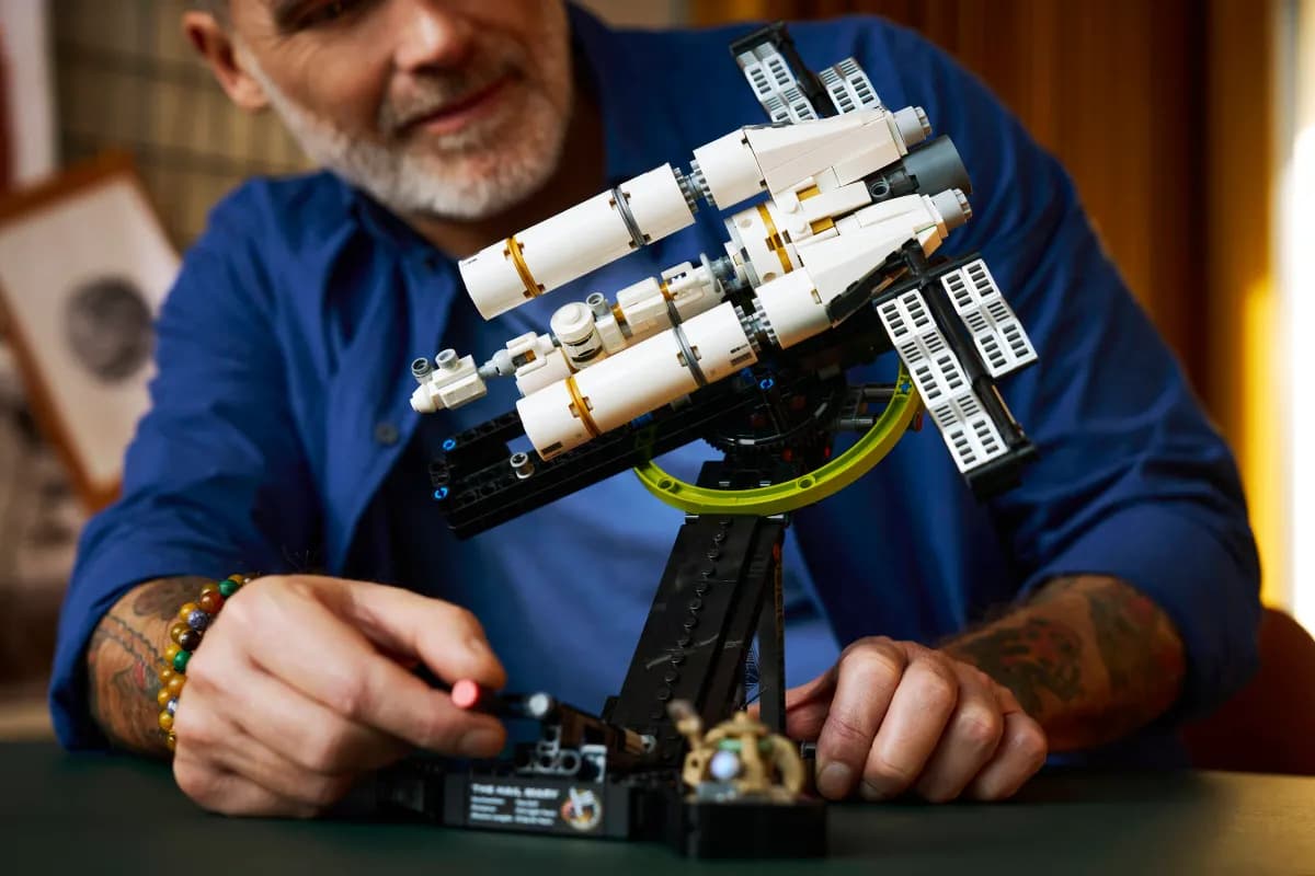 Featured image for article: Ryan Gosling Gets His First LEGO Minifigure in Project Hail Mary Set