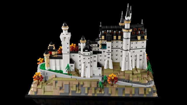 Neuschwanstein Castle - Image 9