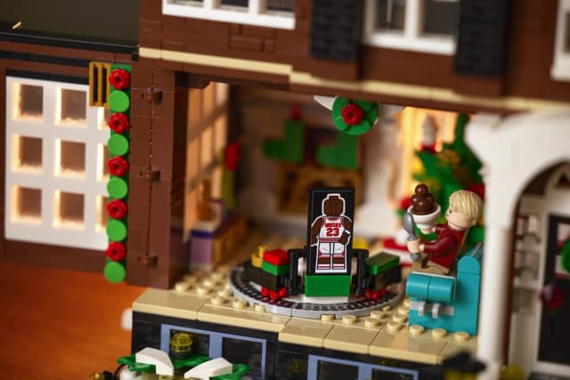 LEGO® Ideas Home Alone - Image 16