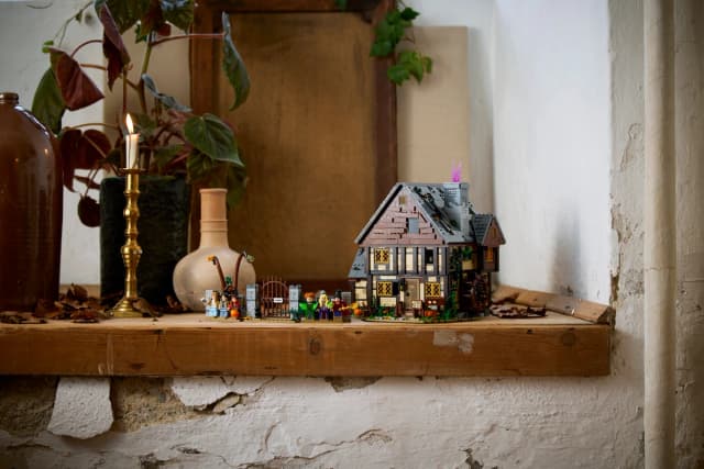 Disney Hocus Pocus: The Sanderson Sisters' Cottage - Image 14