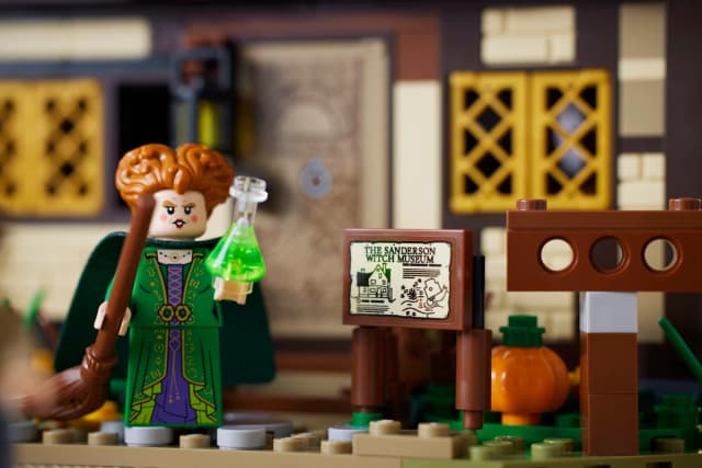 Disney Hocus Pocus: The Sanderson Sisters' Cottage - Image 15