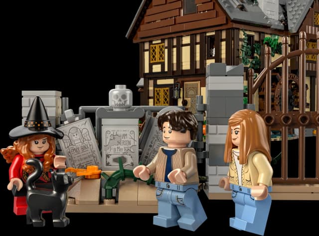 Disney Hocus Pocus: The Sanderson Sisters' Cottage - Image 10