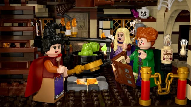 Disney Hocus Pocus: The Sanderson Sisters' Cottage - Image 7