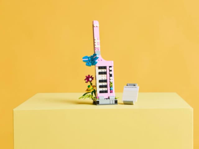 Typewriter with Flowers - Image 8