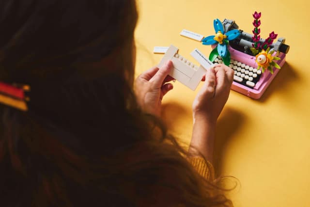 Typewriter with Flowers - Image 9