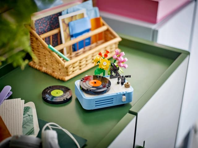 Record Player with Flowers - Image 5