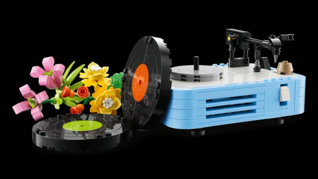 Record Player with Flowers - Image 2