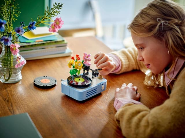 Record Player with Flowers - Image 6