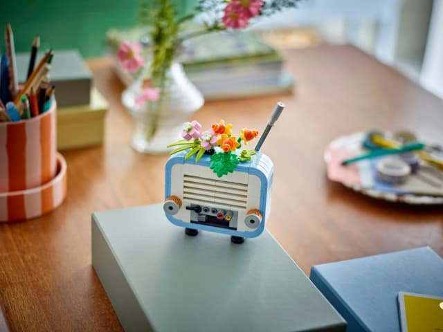 Record Player with Flowers - Image 9