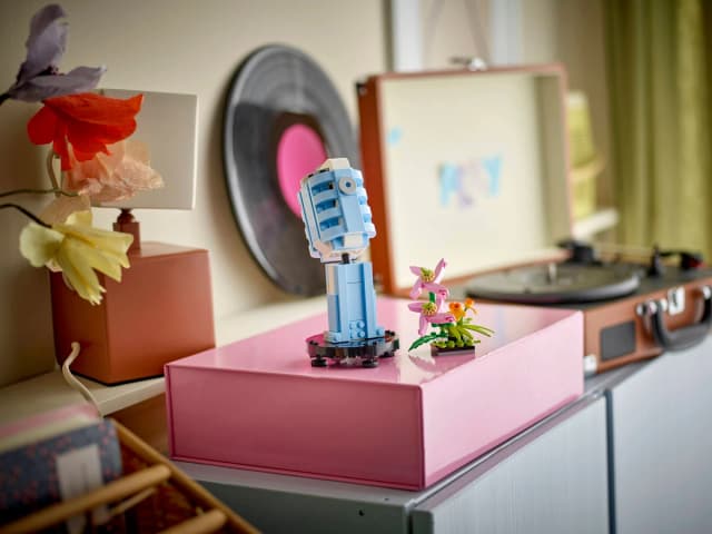 Record Player with Flowers - Image 10