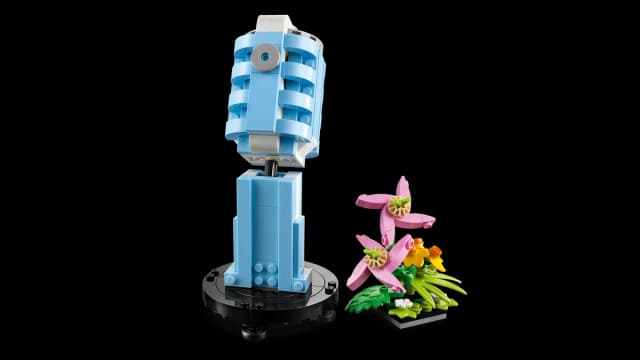 Record Player with Flowers - Image 8
