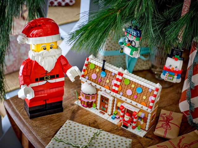 Up-Scaled Santa Minifigure - Image 6