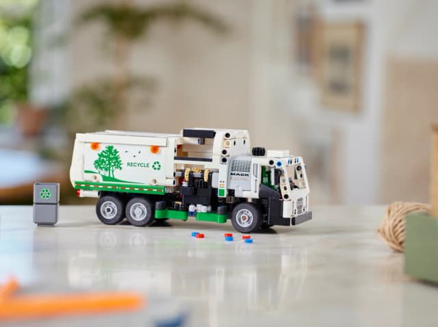 Mack® LR Electric Garbage Truck - Image 8