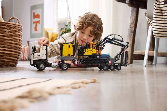 Volvo FMX Truck & EC230 Electric Excavator - Image 9