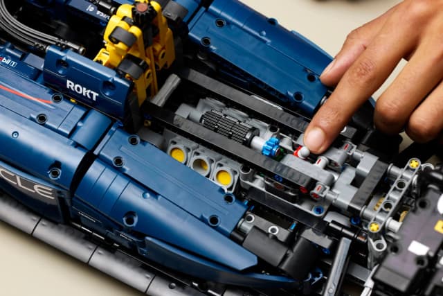Oracle Red Bull Racing RB20 F1 Car - Image 12