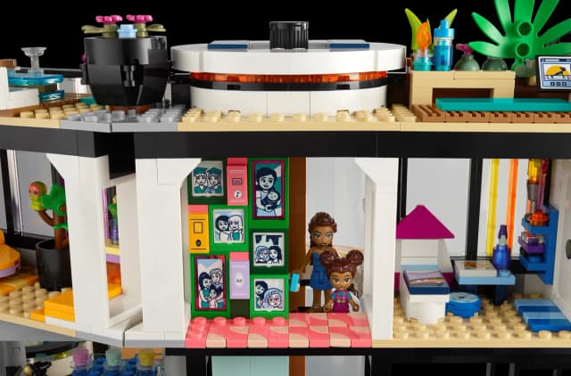 Andrea's Modern Mansion - Image 13