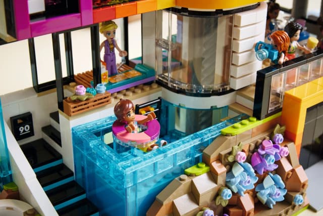 Andrea's Modern Mansion - Image 4