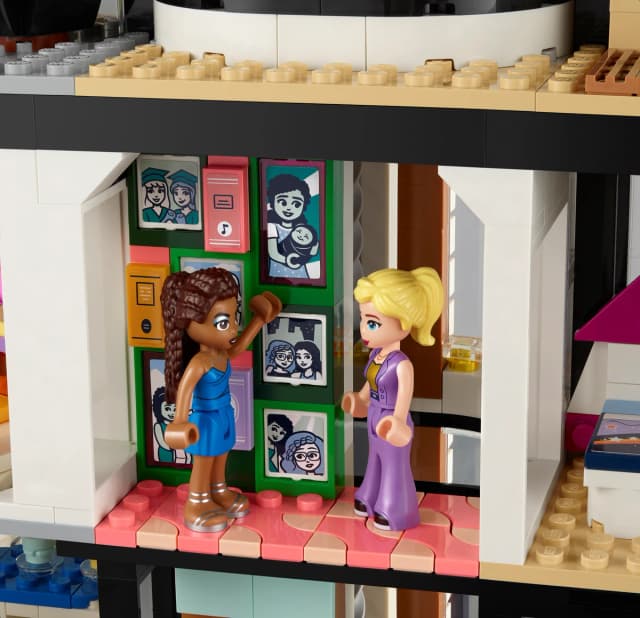 Andrea's Modern Mansion - Image 15