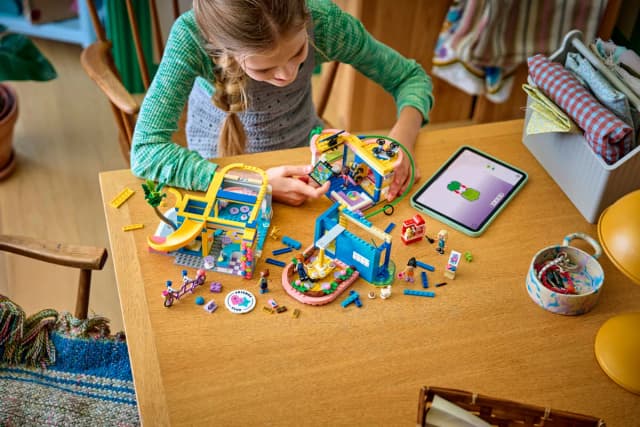 Heartlake City Friends Club House - Image 3