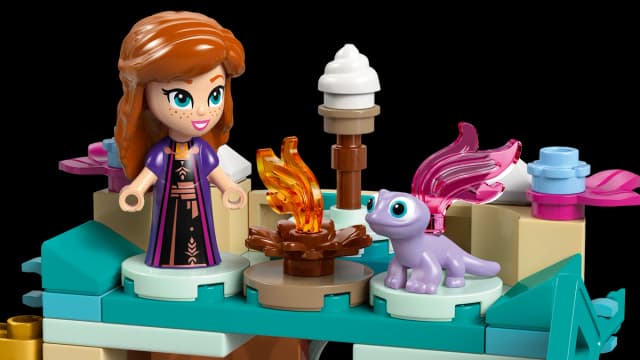 Mini Arendelle Castle & Elsa's Ice Palace - Image 10