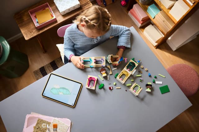 Mini Belle & Tiana with Castle - Image 3