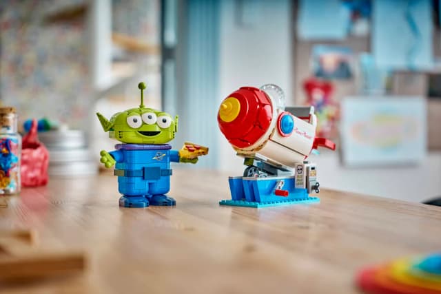 Alien with Pizza Planet Rocket Ride - Image 11