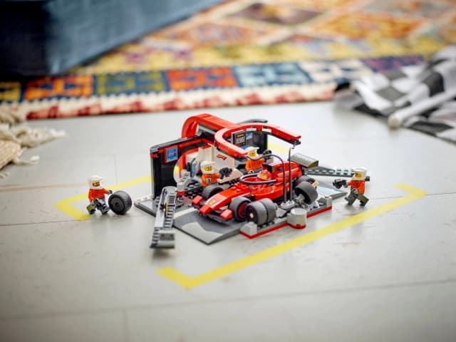 F1® Pit Stop & Pit Crew with Ferrari Car - Image 2