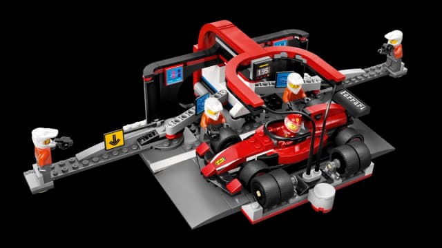 F1® Pit Stop & Pit Crew with Ferrari Car - Image 8