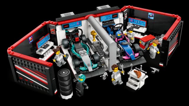 F1® Garage & Mercedes-AMG & Alpine Cars - Image 10