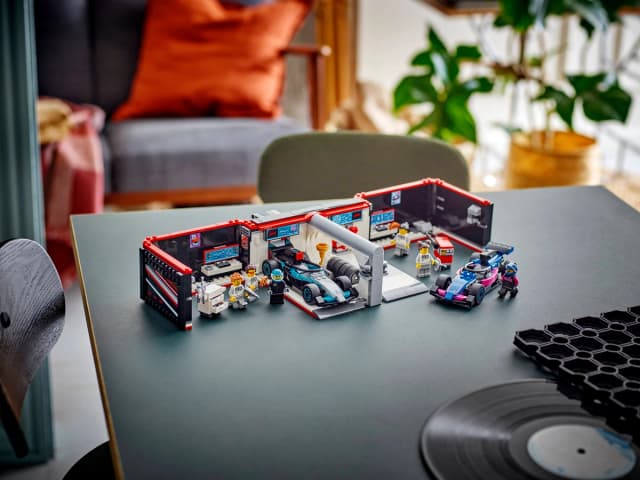 F1® Garage & Mercedes-AMG & Alpine Cars - Image 7