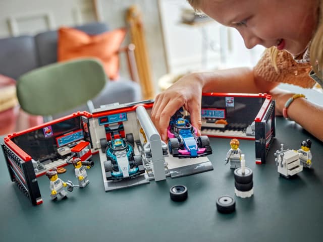 F1® Garage & Mercedes-AMG & Alpine Cars - Image 6