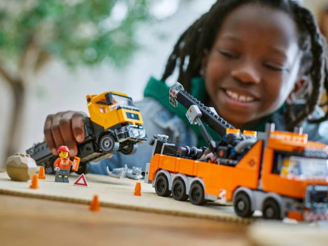 Heavy-Duty Recovery Tow Truck with Crane - Image 8