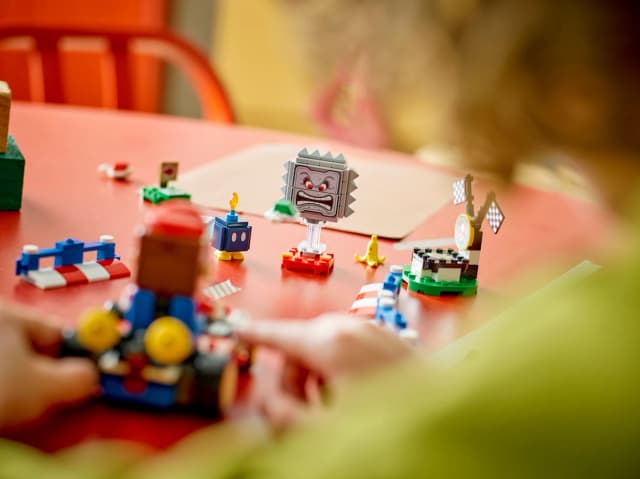 Mario Kart™ – Interactive LEGO® Mario™ & Standard Kart - Image 10