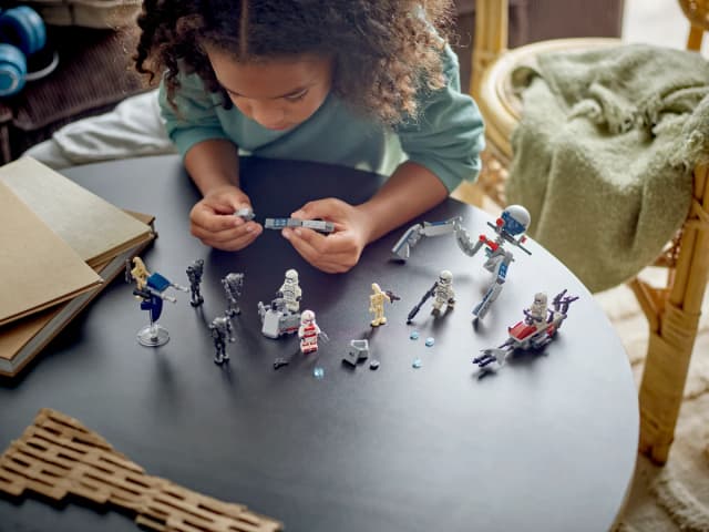 Clone Trooper™ & Battle Droid™ Battle Pack - Image 9