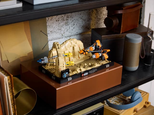 Mos Espa Podrace™ Diorama - Image 4