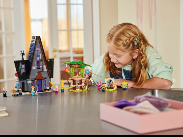 Minions and Gru's Family Mansion - Image 9