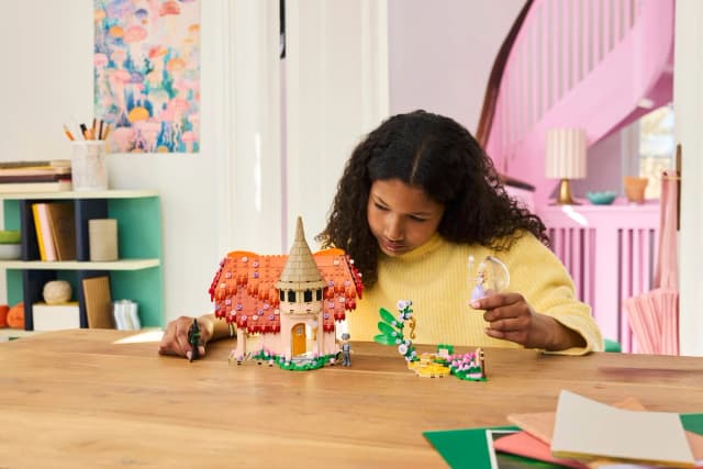 Glinda & Elphaba Visit Munchkinland - Image 1