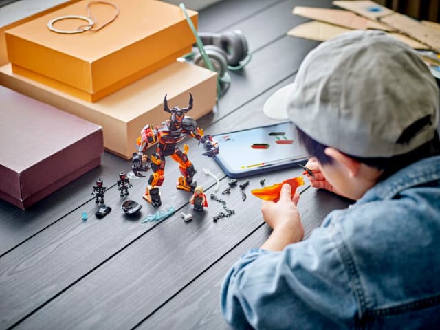 Thor vs. Surtur Construction Figure - Image 8