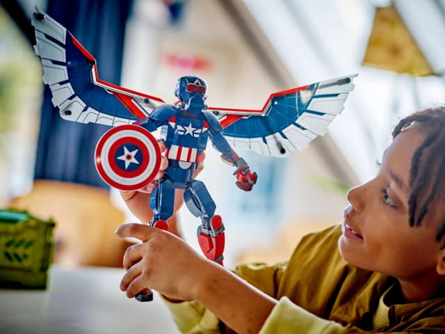 New Captain America Construction Figure - Image 4