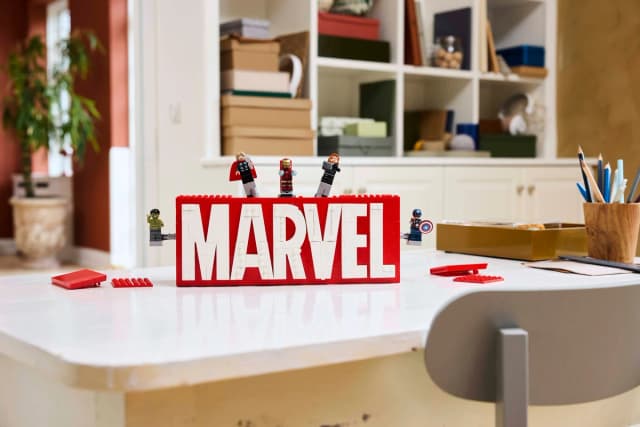 MARVEL Logo & Minifigures - Image 8