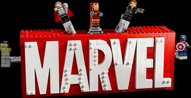 MARVEL Logo & Minifigures - Image 1
