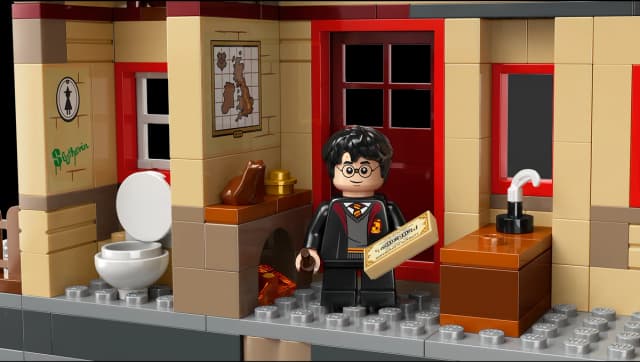 Hogwarts Express ™ Train Set with Hogsmeade Station™ - Image 4