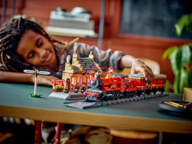 Hogwarts Express ™ Train Set with Hogsmeade Station™ - Image 6