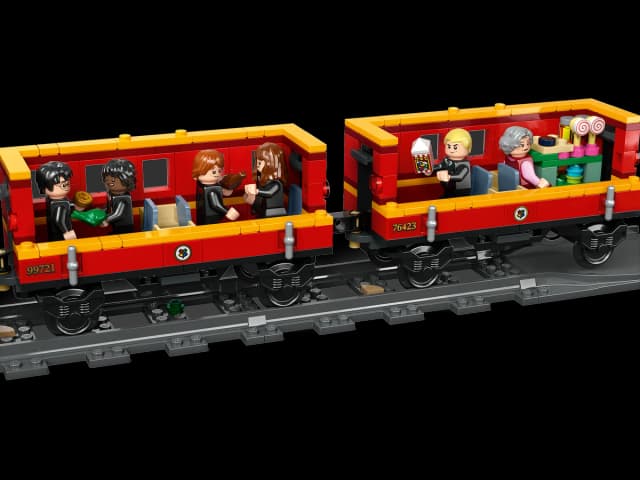 Hogwarts Express ™ Train Set with Hogsmeade Station™ - Image 7