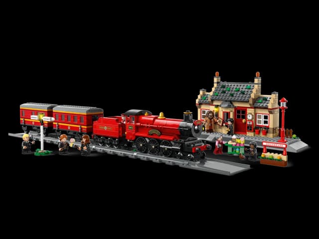 Hogwarts Express ™ Train Set with Hogsmeade Station™ - Image 8